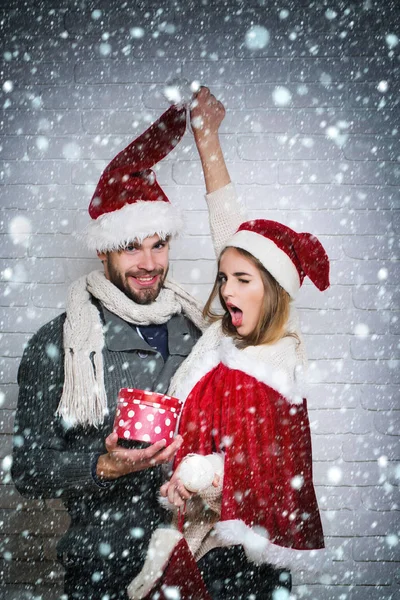 Jovem feliz casal natal — Fotografia de Stock