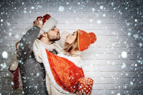 Joven besos Navidad pareja — Foto de Stock