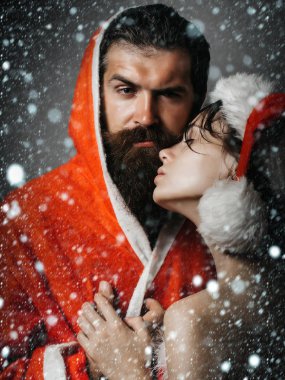 Noel Baba sakallı adam ve güzel kız