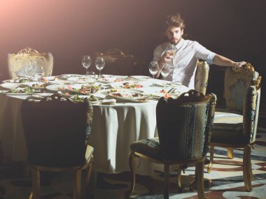 Yakışıklı adam içki şarap