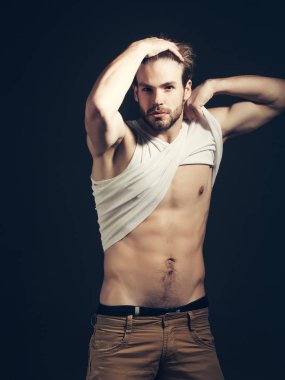 Yakışıklı kaslı seksi adam.