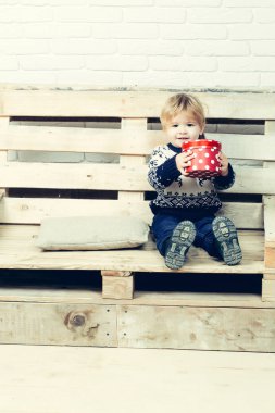 Kutusu ile şirin mutlu çocuk