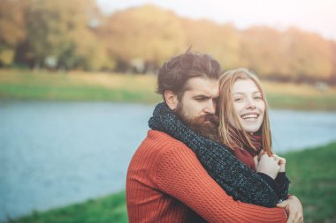 Sonbahar parkında genç bir çift