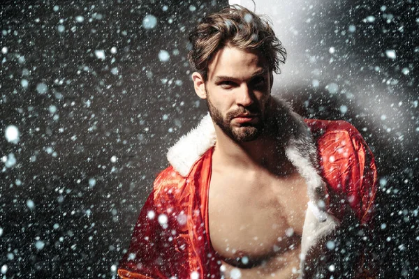 Hombre guapo en traje de santa — Foto de Stock