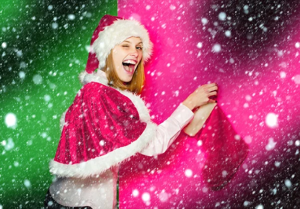 Menina piscando com meia de Natal — Fotografia de Stock