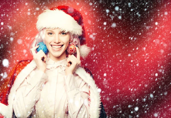 Счастливая девушка с рождественскими безделушками — стоковое фото