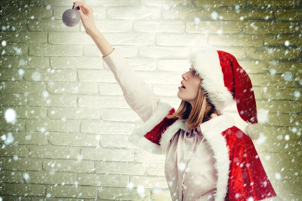 Grave santa menina no Natal — Fotografia de Stock