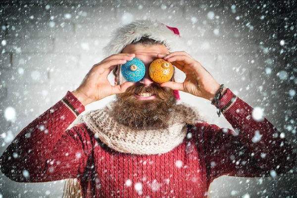 Jul man med dekorativa bollar — Stockfoto