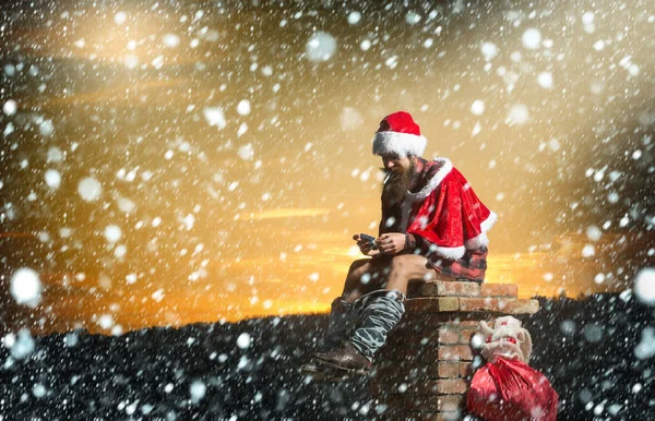 Kerst bad santa op schoorsteen — Stockfoto