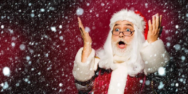 Verblüffter Weihnachtsmann legt Hand an — Stockfoto