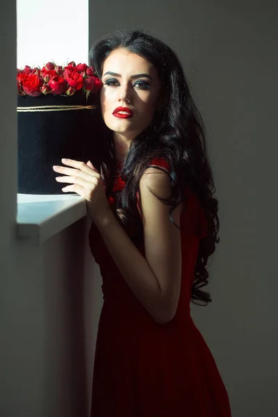 Sexig tjej med röda rosor — Stockfoto