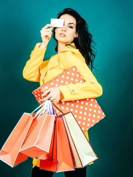 Csinos lány bevásárló táskákkal — Stock Fotó