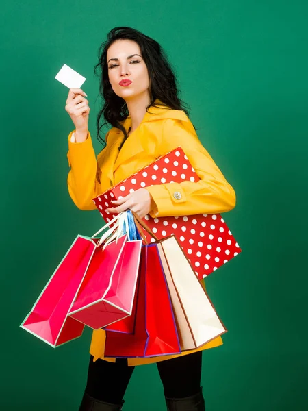 Chica bonita con bolsas de compras —  Fotos de Stock