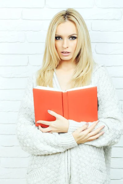 Hübsches süßes Mädchen liest Buch — Stockfoto