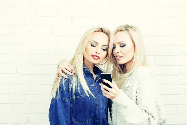 Jolies filles jouent avec le smartphone — Photo