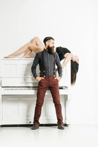 Бородатый мужчина и девушка с фортепиано — стоковое фото