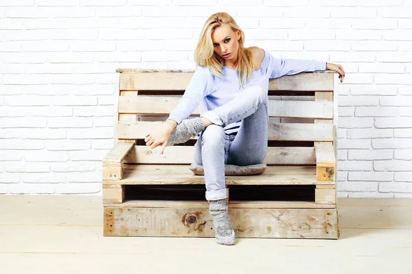 Güzel kız koltukta oturur