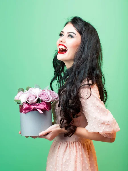 Sexy meisje met rozen op groen — Stockfoto