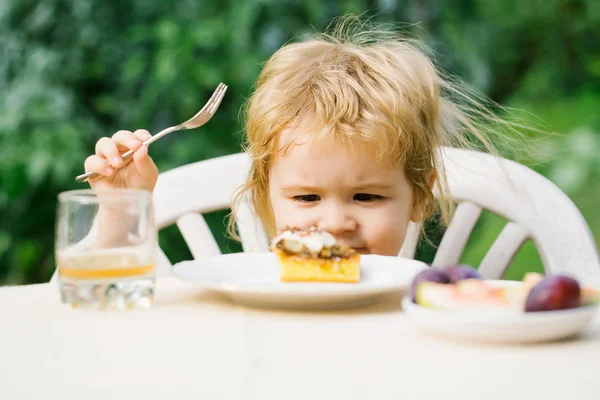 Baby boy eet dessert — Stockfoto