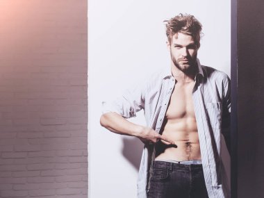 Yakışıklı adam veya kas maço