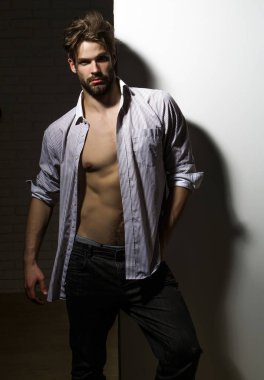 Yakışıklı adam veya kas maço