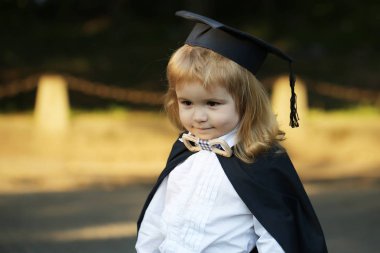 Küçük çocuk çocuk manto açık