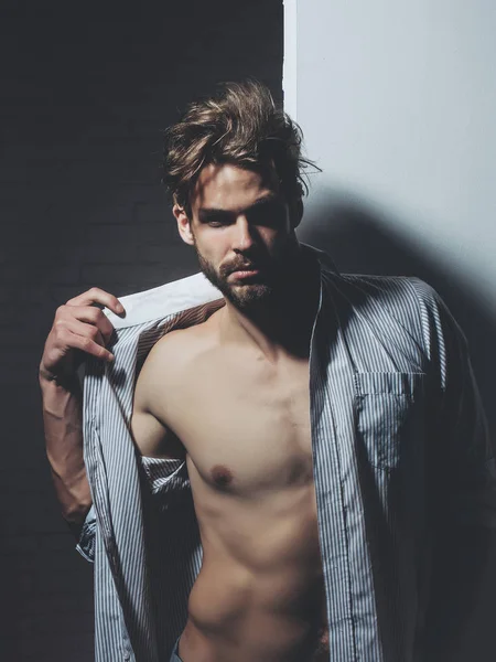 Yakışıklı adam kas gövde gösterir