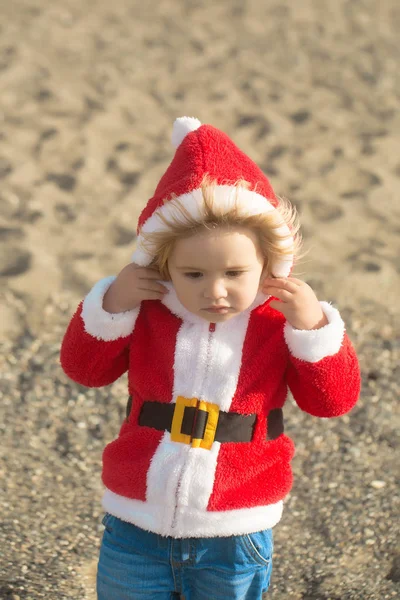 Santa chłopak na plaży — Zdjęcie stockowe