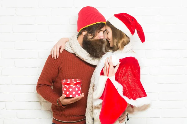 Joven sonriente pareja de Navidad — Foto de Stock