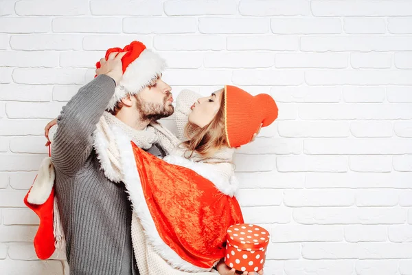 Joven feliz pareja de Navidad amorosa — Foto de Stock