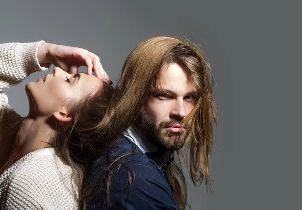 Casal jovem com cabelo bagunçado — Fotografia de Stock