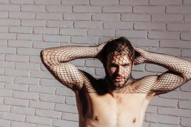 Adam hırsız maske takıyor