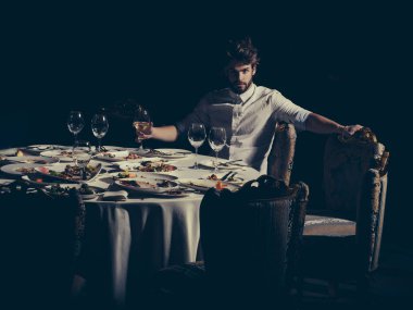 Yakışıklı adam içki şarap