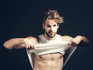 Yakışıklı kaslı seksi adam.