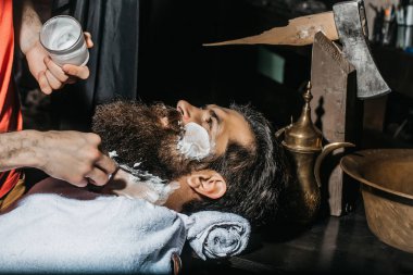 Sakallı adam tıraş vardır