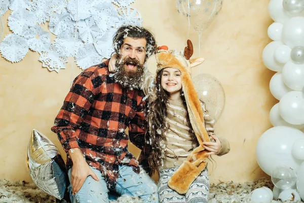 Navidad padre y chica con globos — Foto de Stock