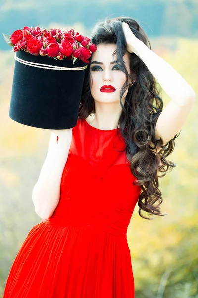 लाल गुलाब के साथ सेक्सी लड़की — स्टॉक फ़ोटो, इमेज