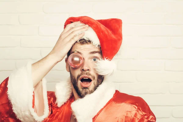 Knappe gespierde christmas santa man — Stockfoto