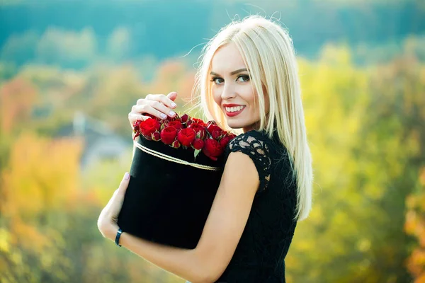 Linda chica con flores en caja —  Fotos de Stock