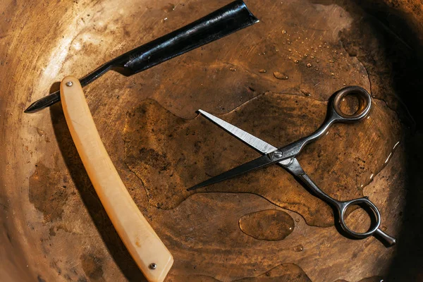 Vintage rakkniv och hår sax — Stockfoto
