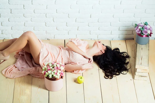 Сексуальна дівчина з трояндами і яблуком — стокове фото