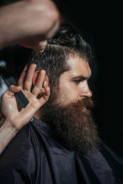 Schöner bärtiger Mann im Friseurladen — Stockfoto