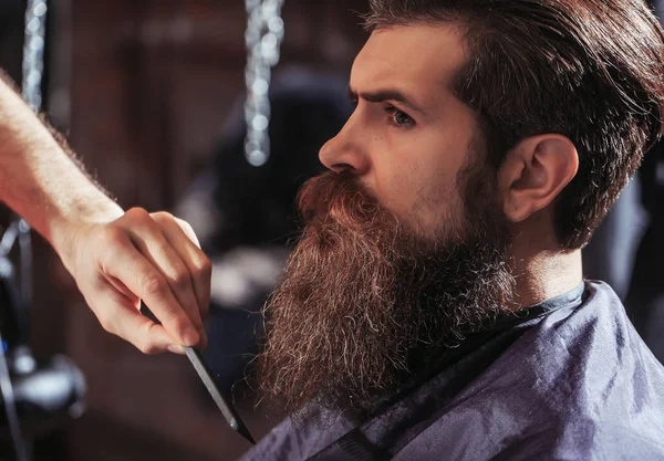 Bonito barbudo homem no barbearia — Fotografia de Stock