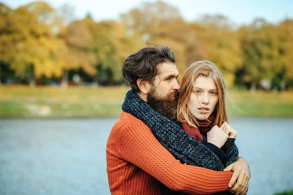 Pareja joven en otoño parque —  Fotos de Stock