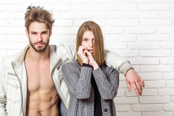 Hombre guapo y chica bonita — Foto de Stock