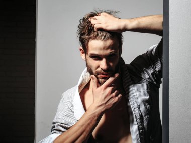 Adam dokunur saç ve sakal