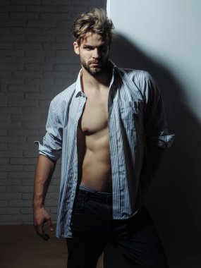 Yakışıklı adam veya kas maço