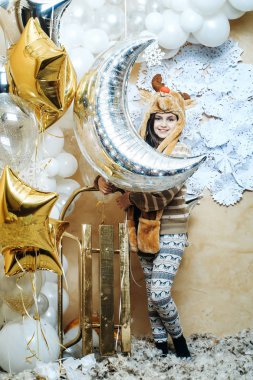 Balonlar ile gülümseyen Noel kız