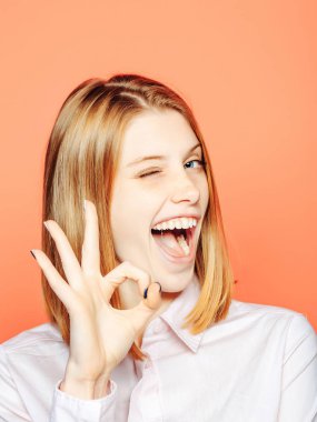 Tamam jest kırpışan kız gösterir