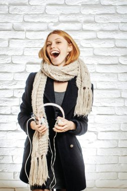 Güzel kızla mutlu: kulaklıklar